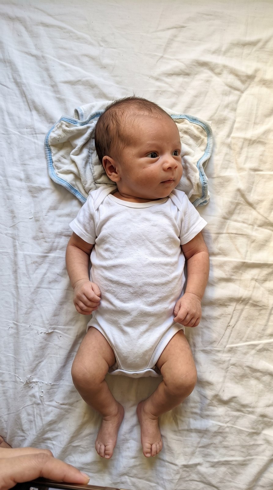 Foto que a Adrielly enviou do João Gabriel acordado na cama