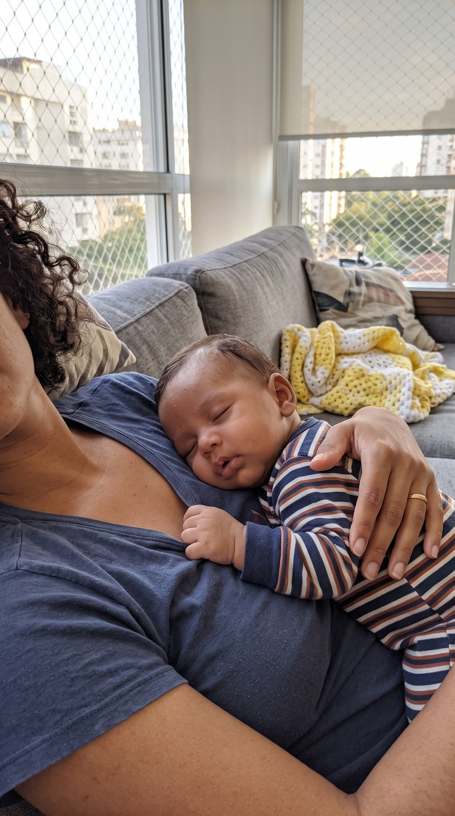 Foto que a Beatriz enviou do bebê dormindo no colo dela